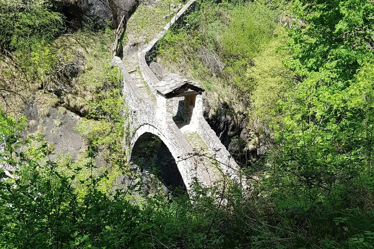 Ponte Moretta Perloz. Foto Raffaella Gobbo Sei tappe di trekking alla scoperta della bassa Valle d'Aosta tra musica e cultura